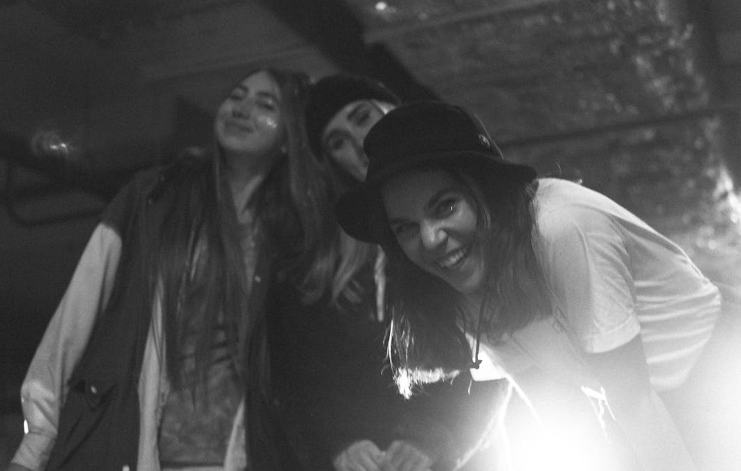 视频创作者正在规划内容结构和故事板