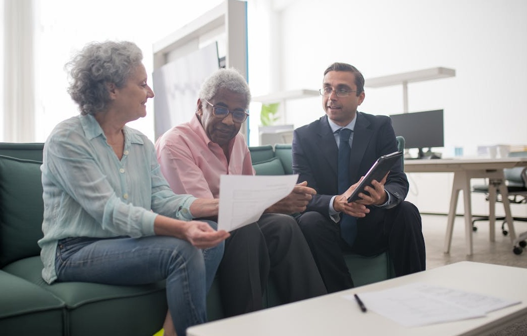 一个人手持手机浏览YouTube Shorts短视频流