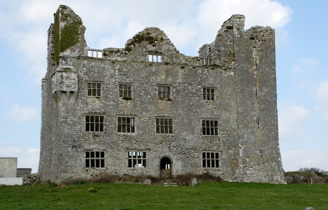 一名用户正在手机上浏览Instagram评论区,体现了社交互动的重要性