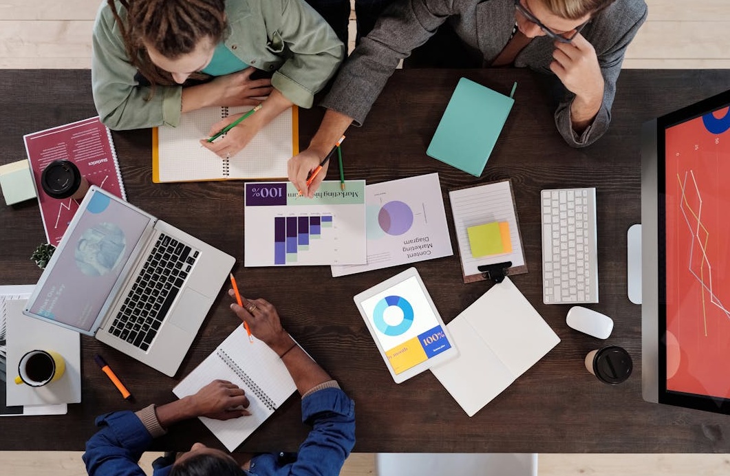 团队在白板前进行品牌战略规划和讨论