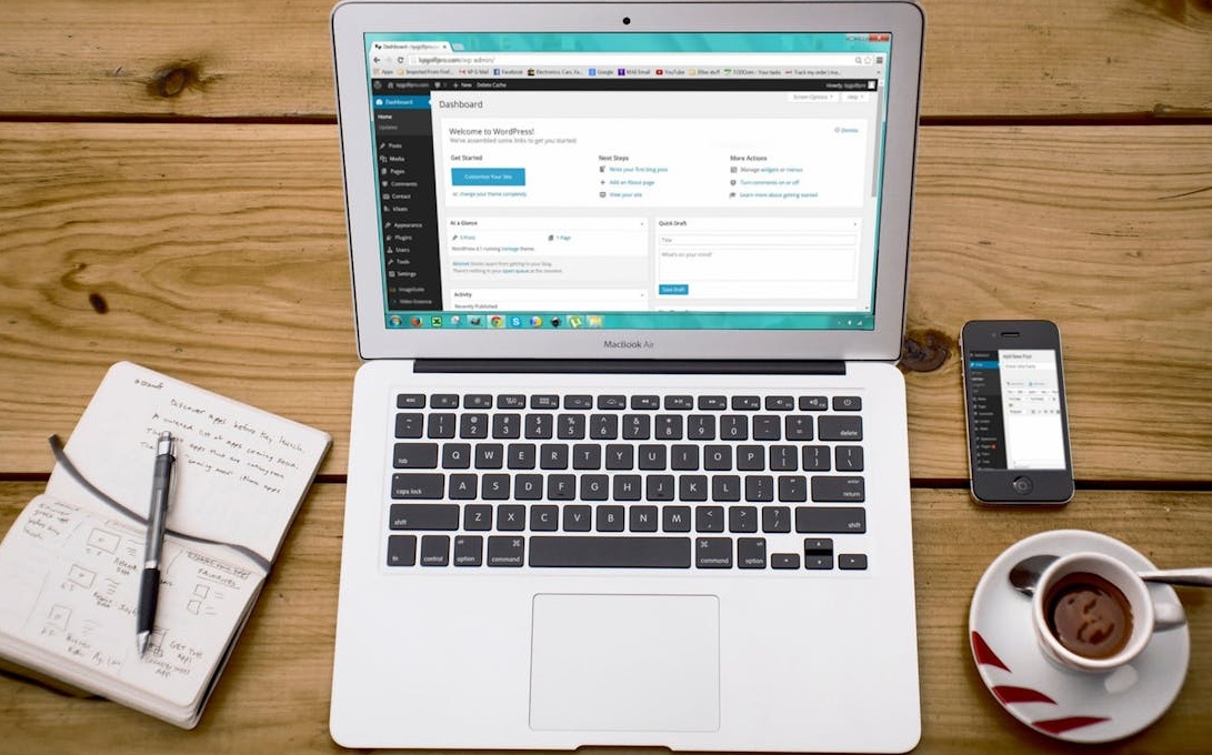 一个代表增长和成功的向上箭头与灯泡图标