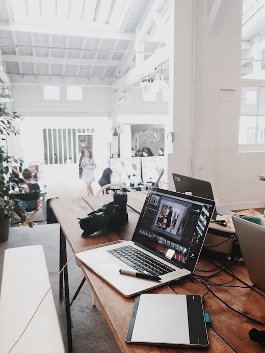 一部智能手机屏幕上显示着社交媒体的通知和点赞图标