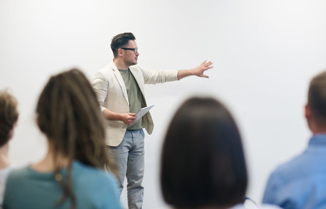 一群不同背景的人在会议室里讨论和交流,象征着积极的社区互动