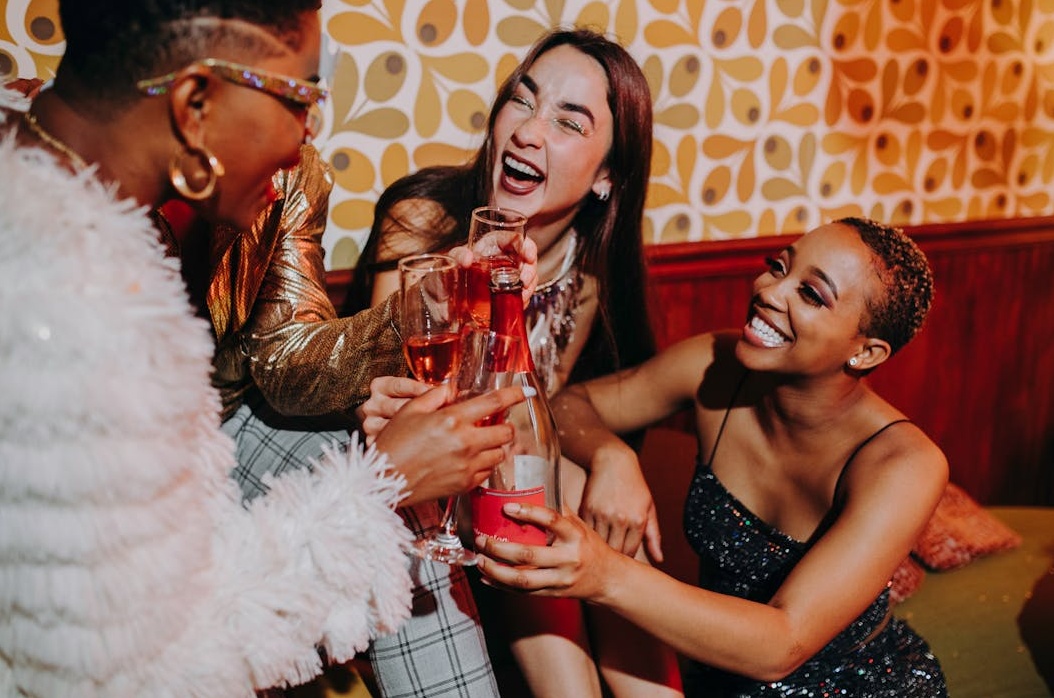 人群观看屏幕,体现社会认同效应