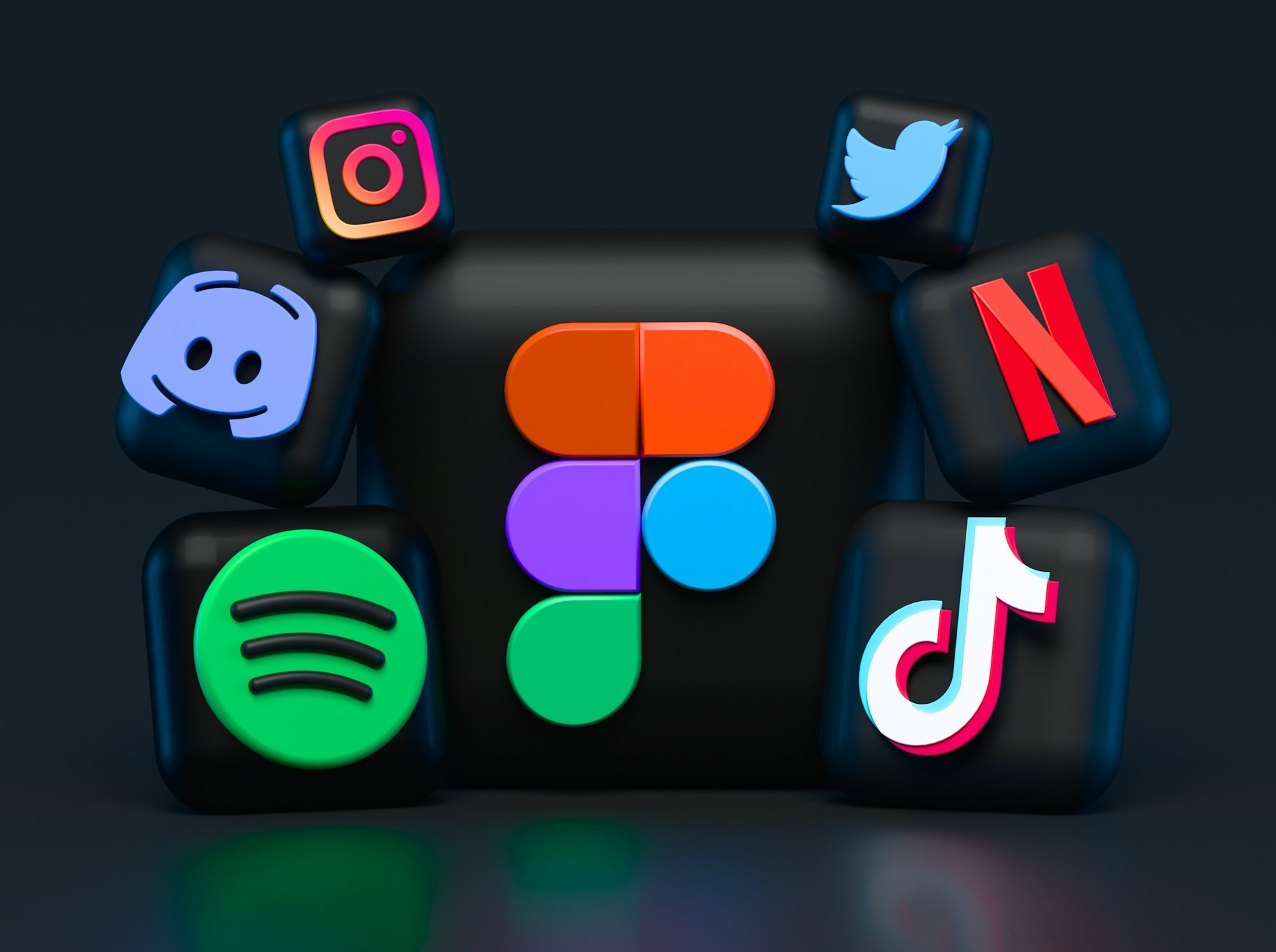 多台设备屏幕上展示着不同的社交媒体个人主页,比喻真实用户账户和虚假账户的区别