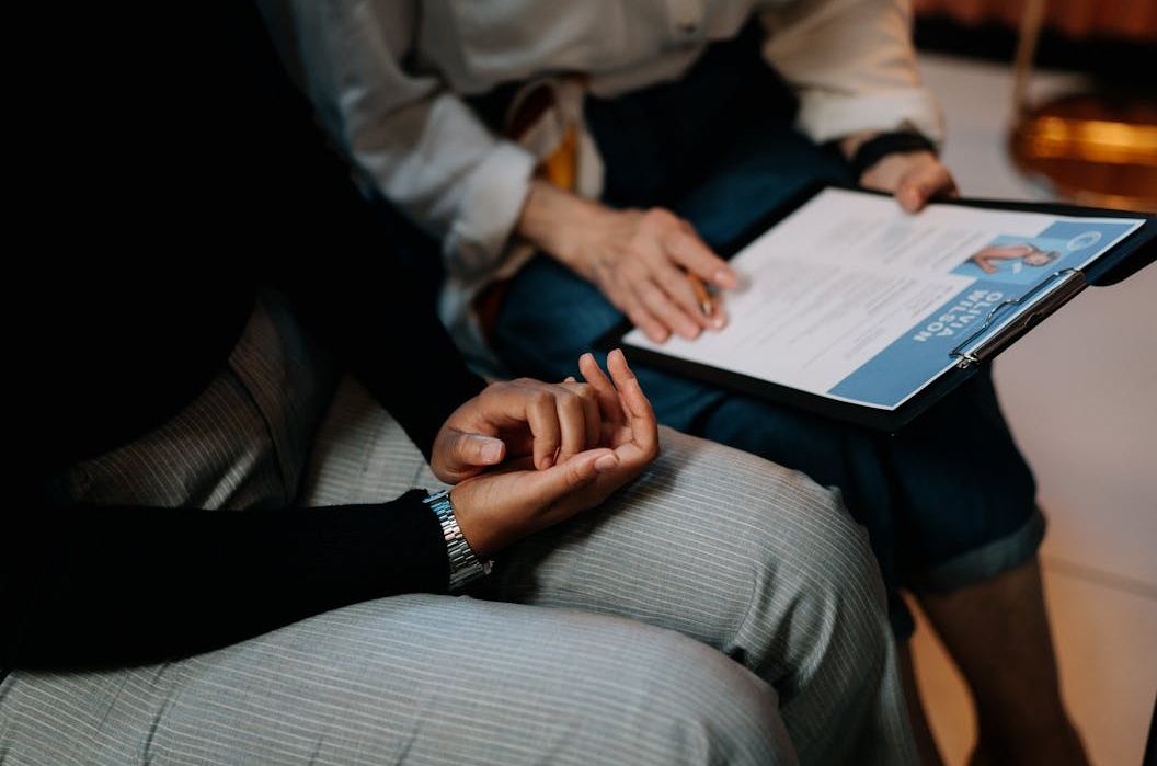 一位内容创作者在手机上查看自己的推特账户