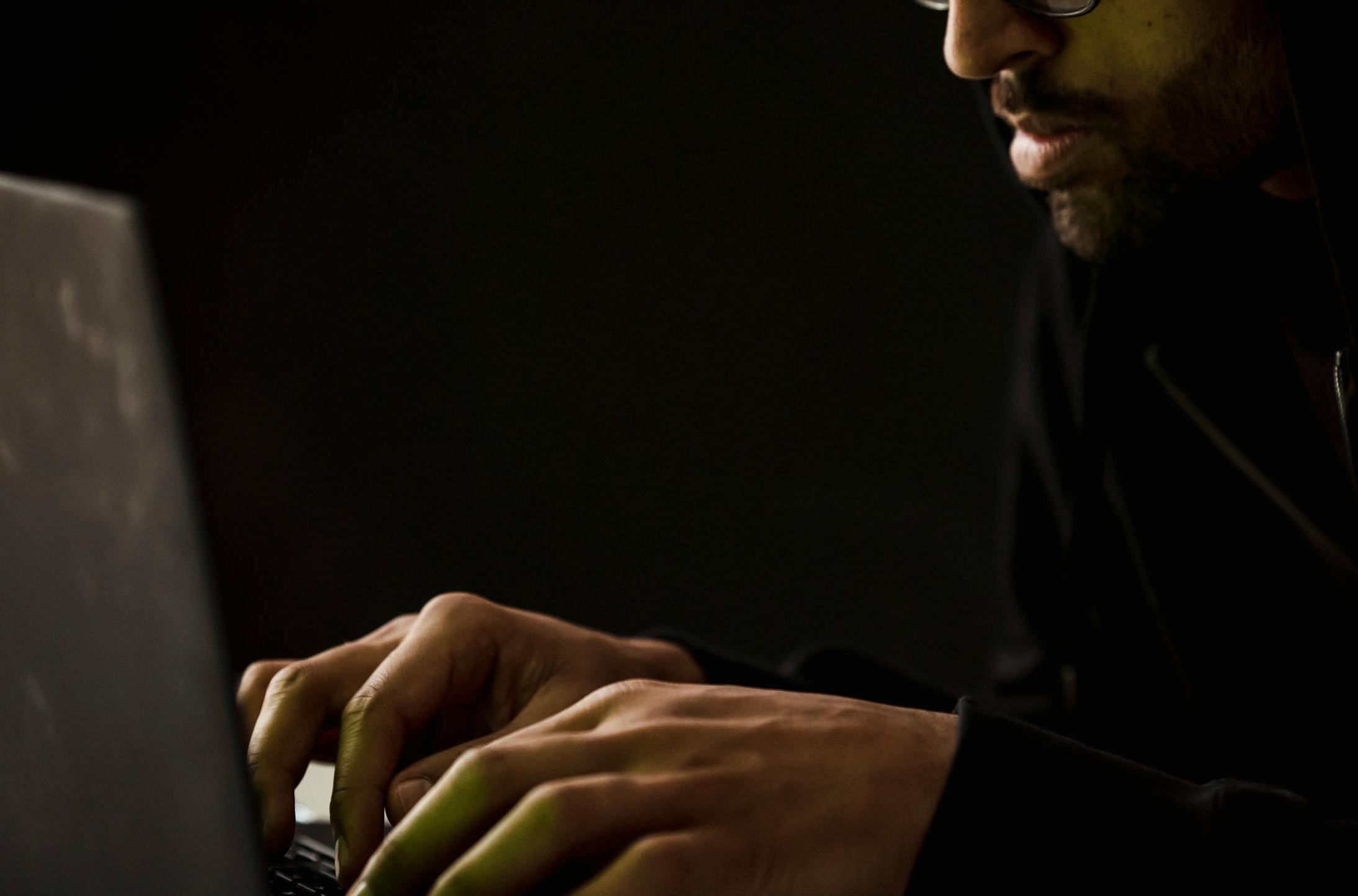 一个团队正在协作进行内容创作