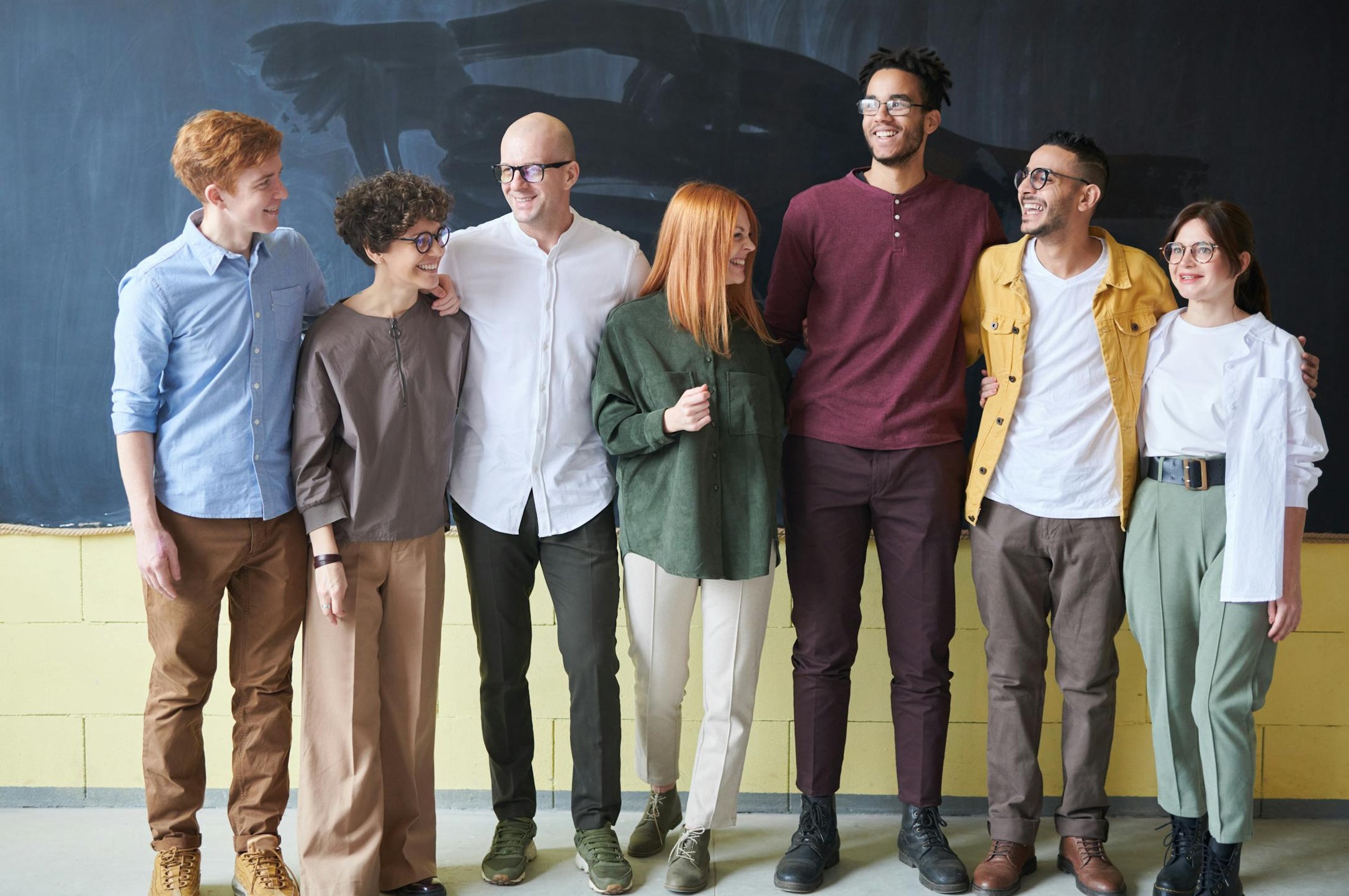 不同设备显示着社交媒体内容,象征跨平台推广