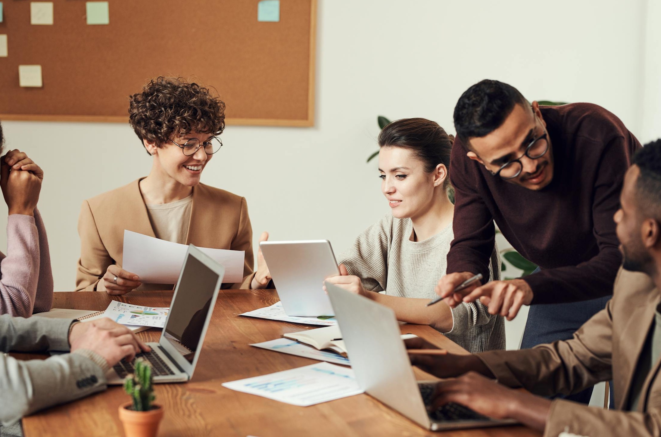 一个团队正在分析Facebook广告数据图表