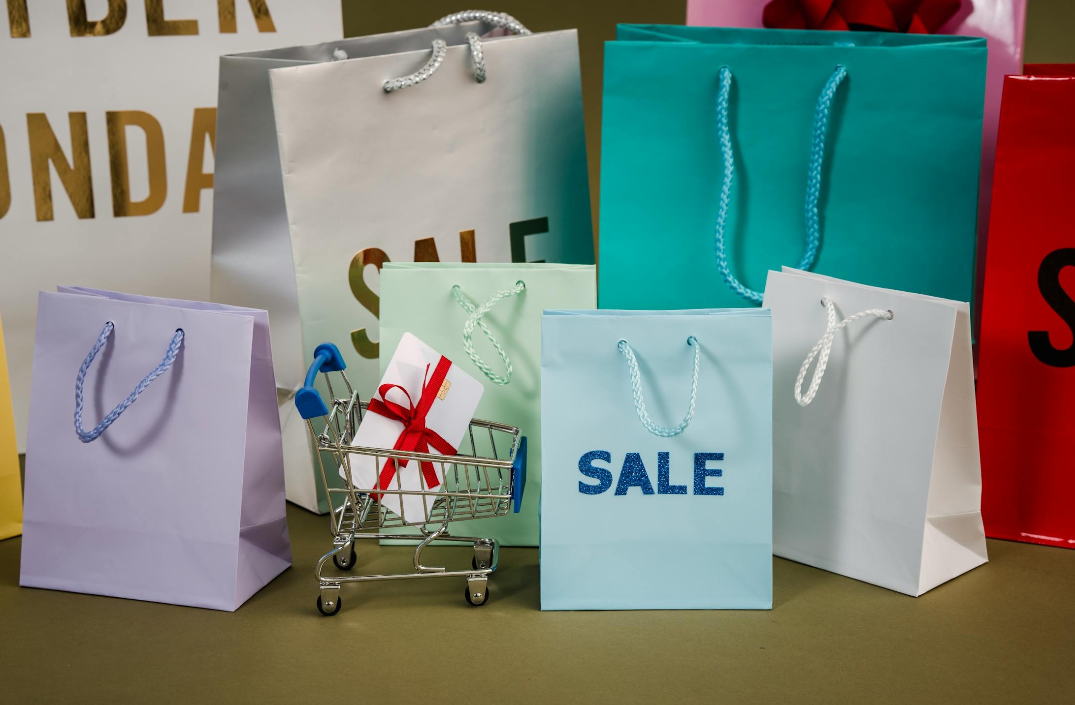 显示数据分析图表的电脑屏幕,旁边是笔记本和咖啡