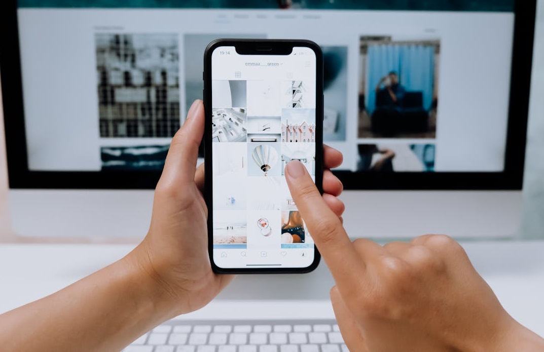 一位营销专家在电脑上规划TikTok增长策略