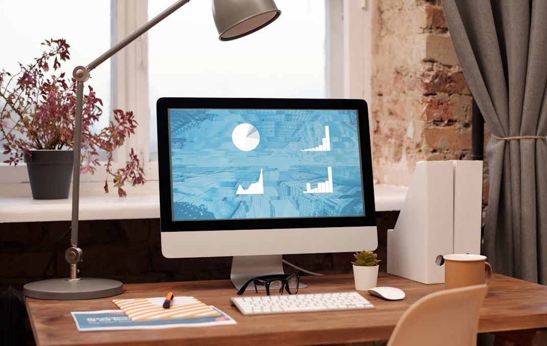 团队在进行社交媒体营销策略会议