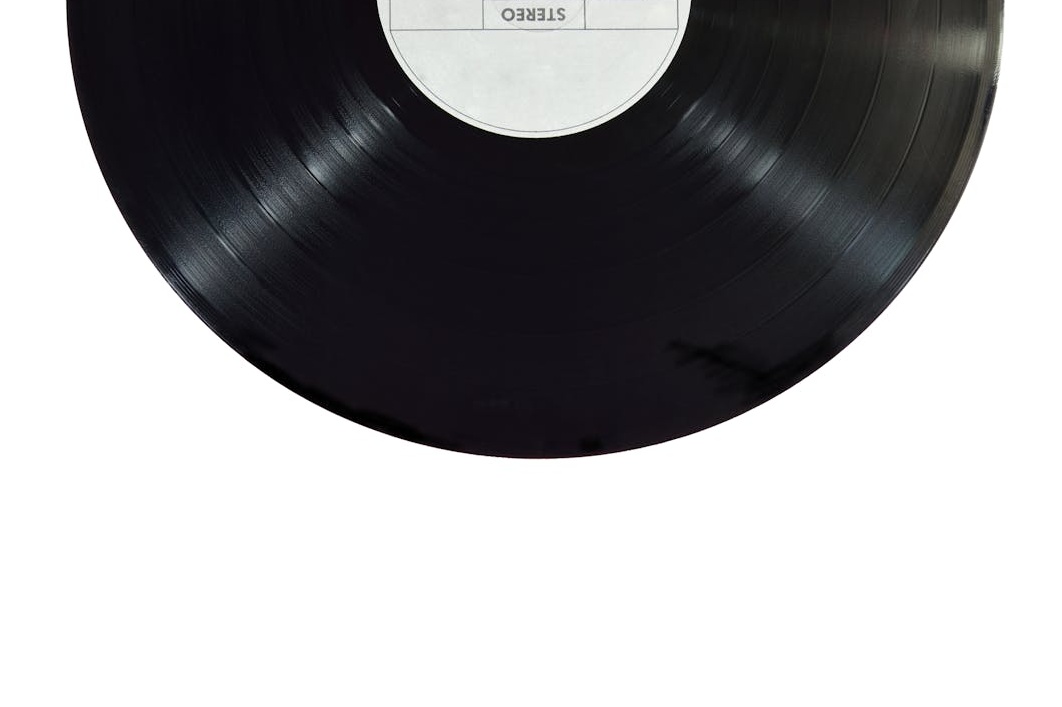 音乐人正在使用笔记本电脑创作音乐并计划发布到IG