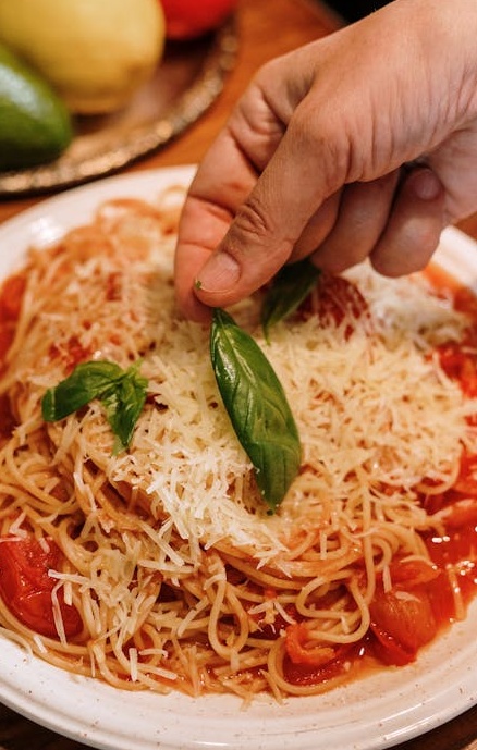 一部手机屏幕上显示着Instagram视频，上面有许多点赞和评论