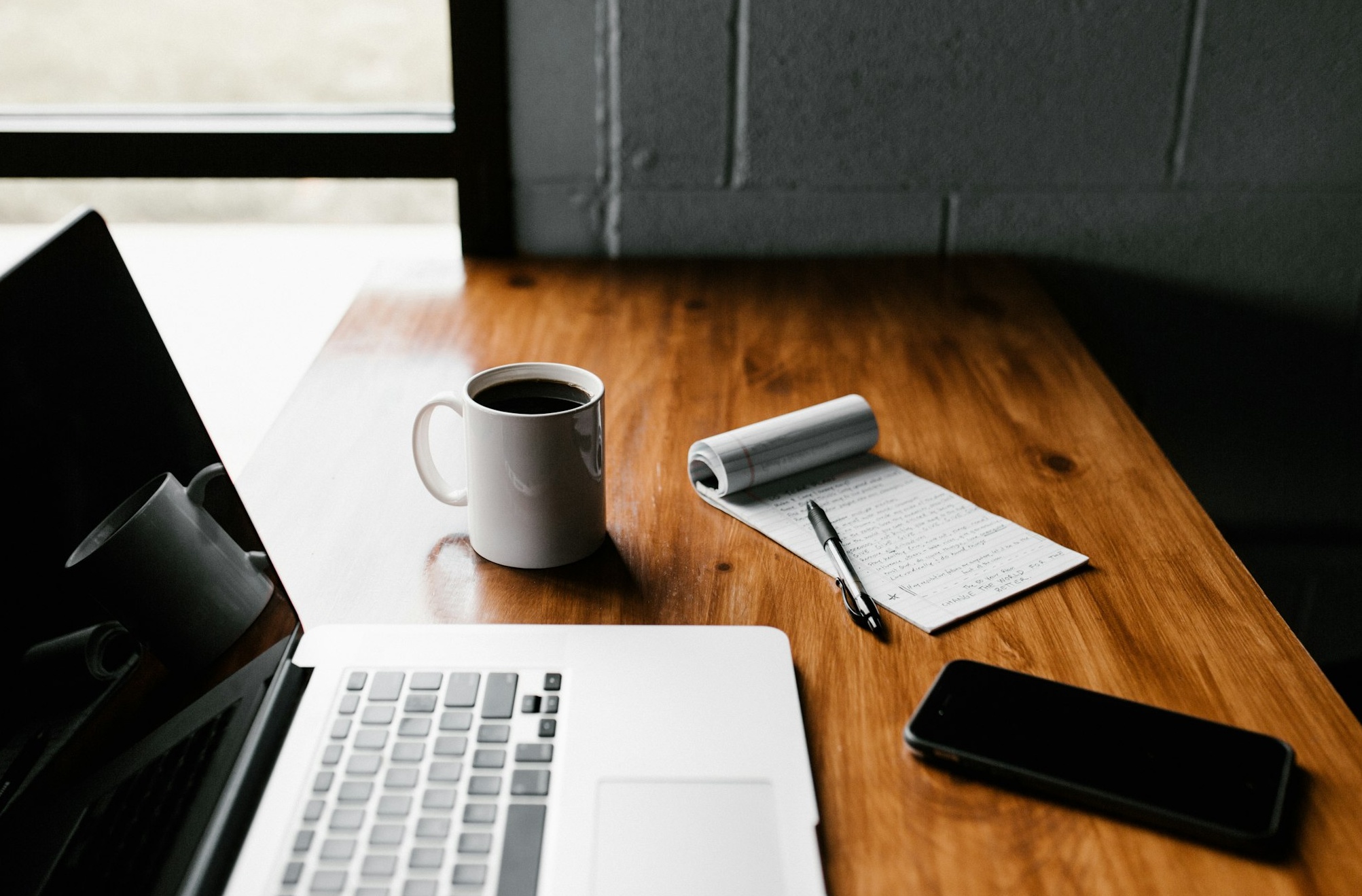 一位专注的专业人士在使用笔记本电脑,可能在进行内容创作或数据分析