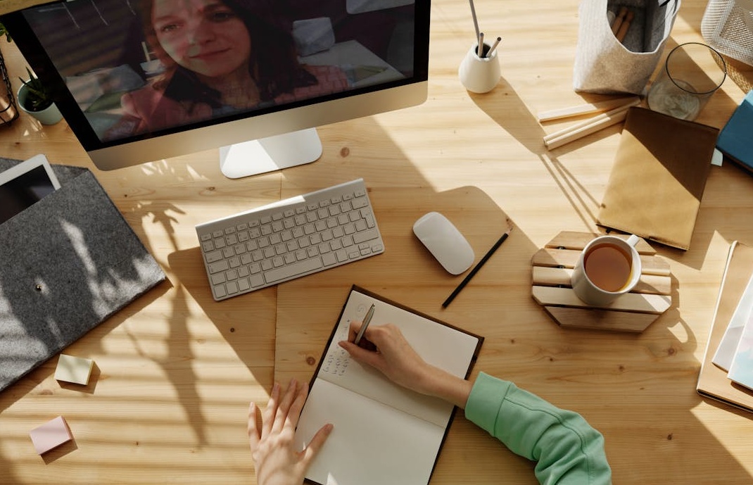 一位女性营销专家正在电脑上分析Facebook主页的数据,为刷脸书主页稳定粉丝制定策略