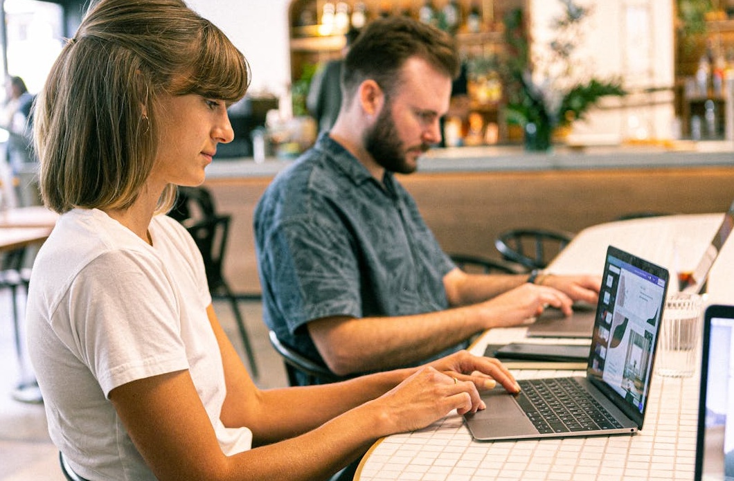 一个多元化的团队正在进行头脑风暴,讨论如何通过互动内容来增加Facebook粉丝粘性