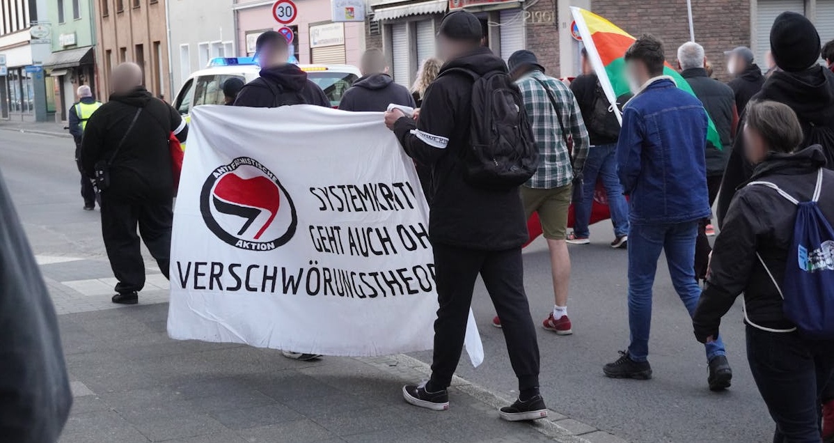 一位主播正在进行Facebook直播,这是与粉丝实时互动、建立信任的有效方式