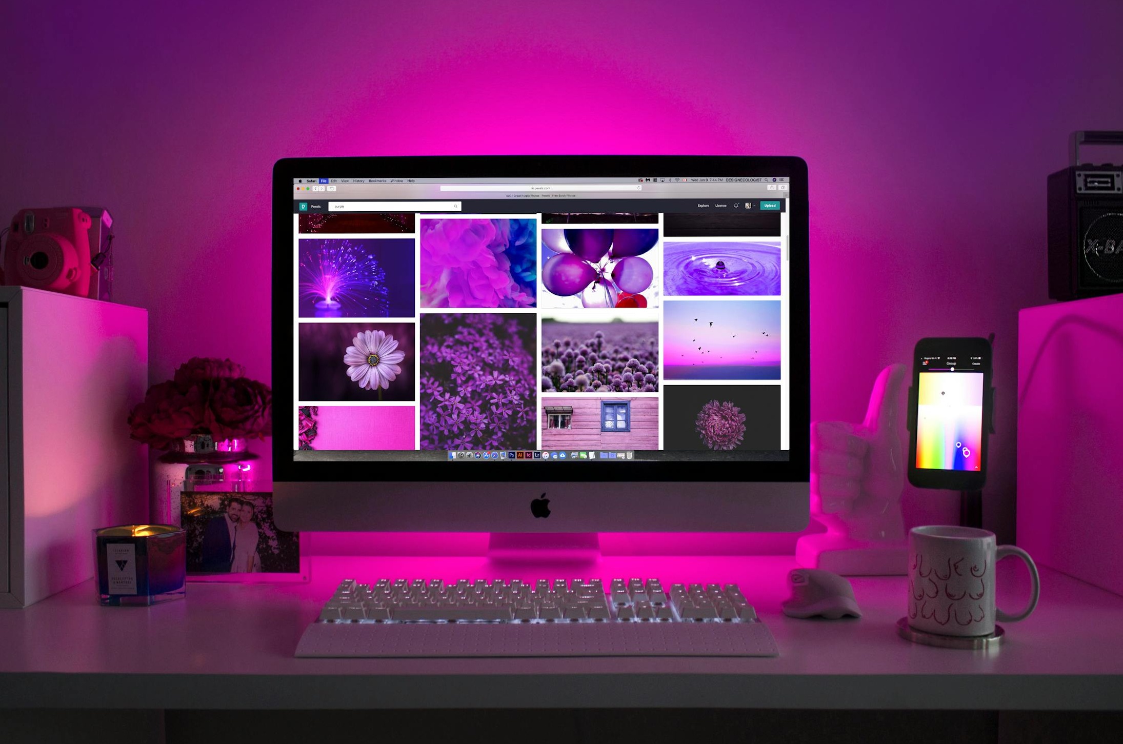 一个人在电脑前分析数据图表，代表着数据驱动的社交媒体策略