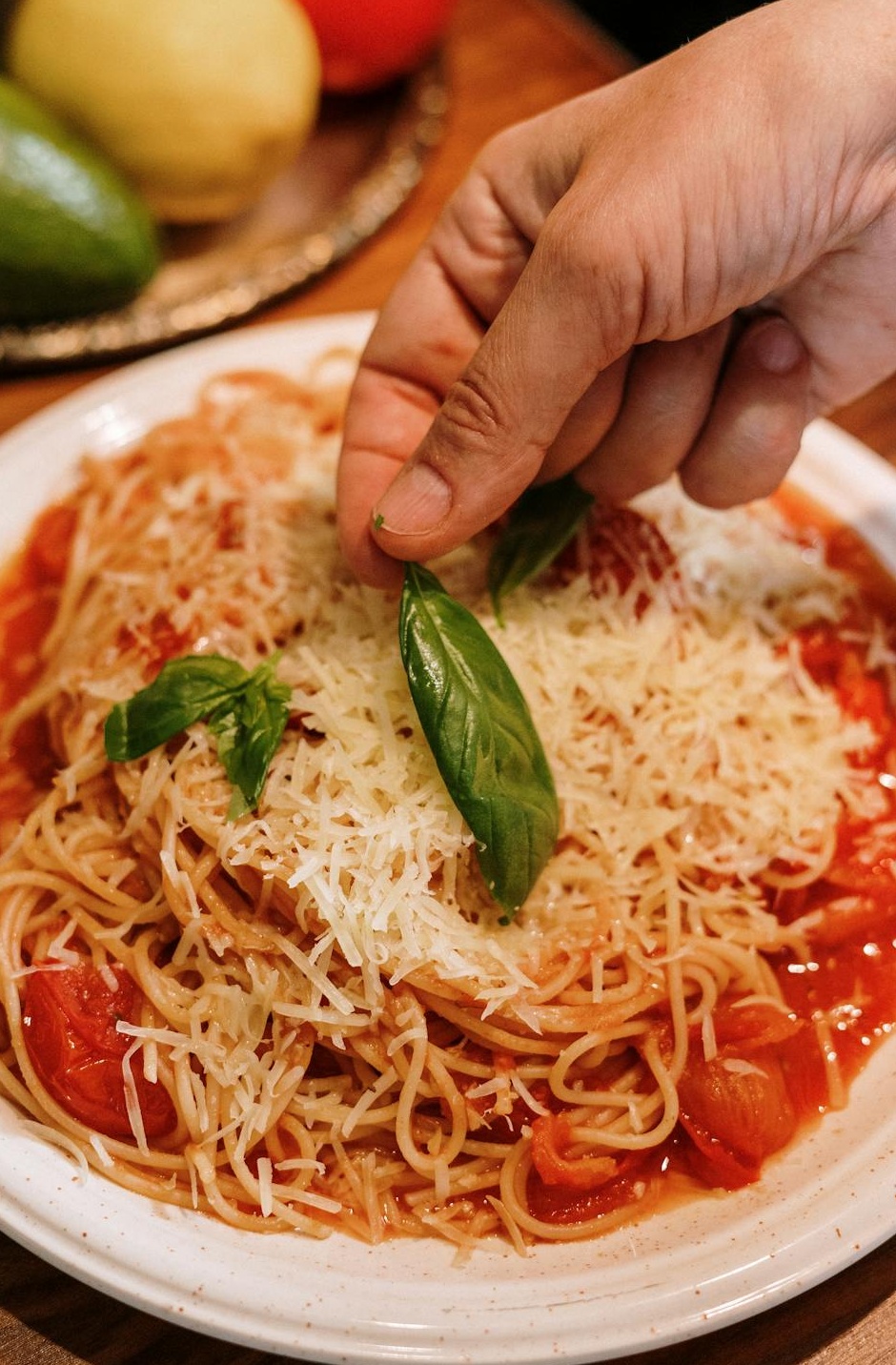 一名用户正在手机上浏览Instagram视频,体现了社交媒体的互动性