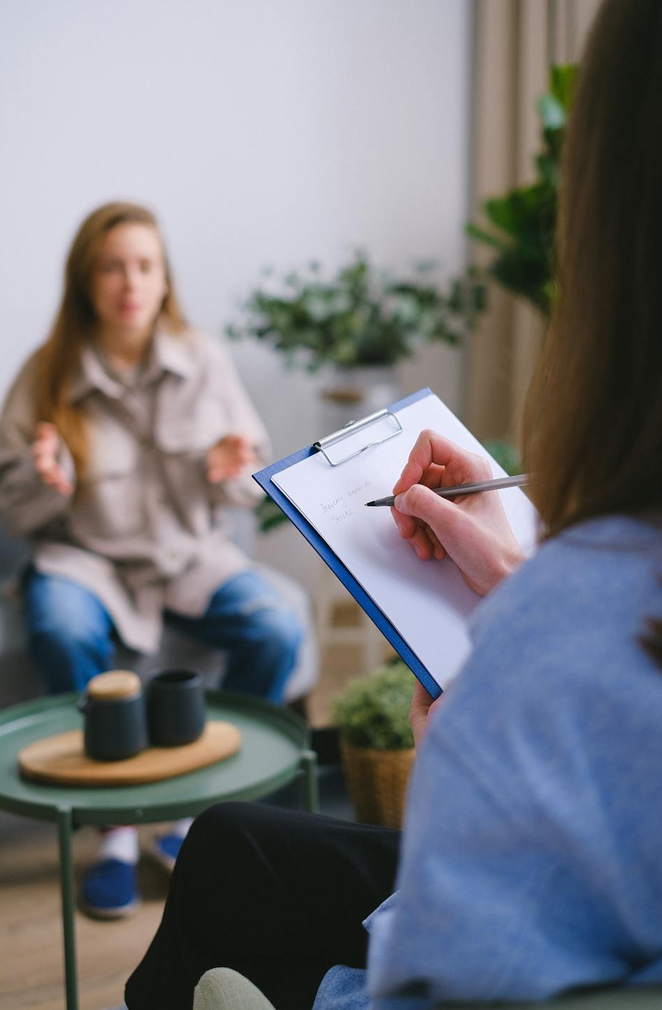 一个人在笔记本电脑前计划步骤,代表了购买Instagram浏览量的简单流程