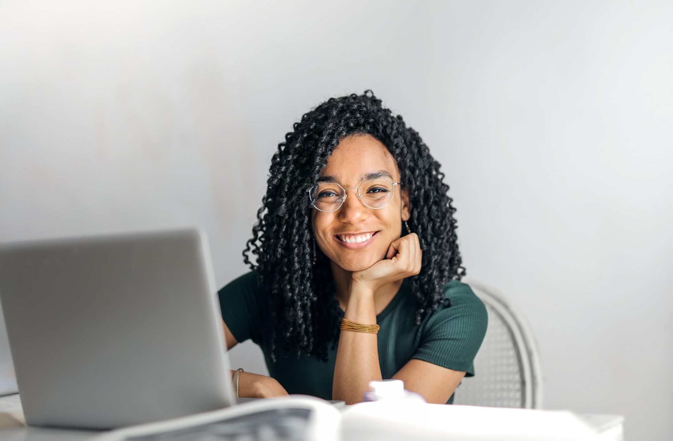 一位成功的创作者在看到自己的Instagram数据后露出满意的微笑