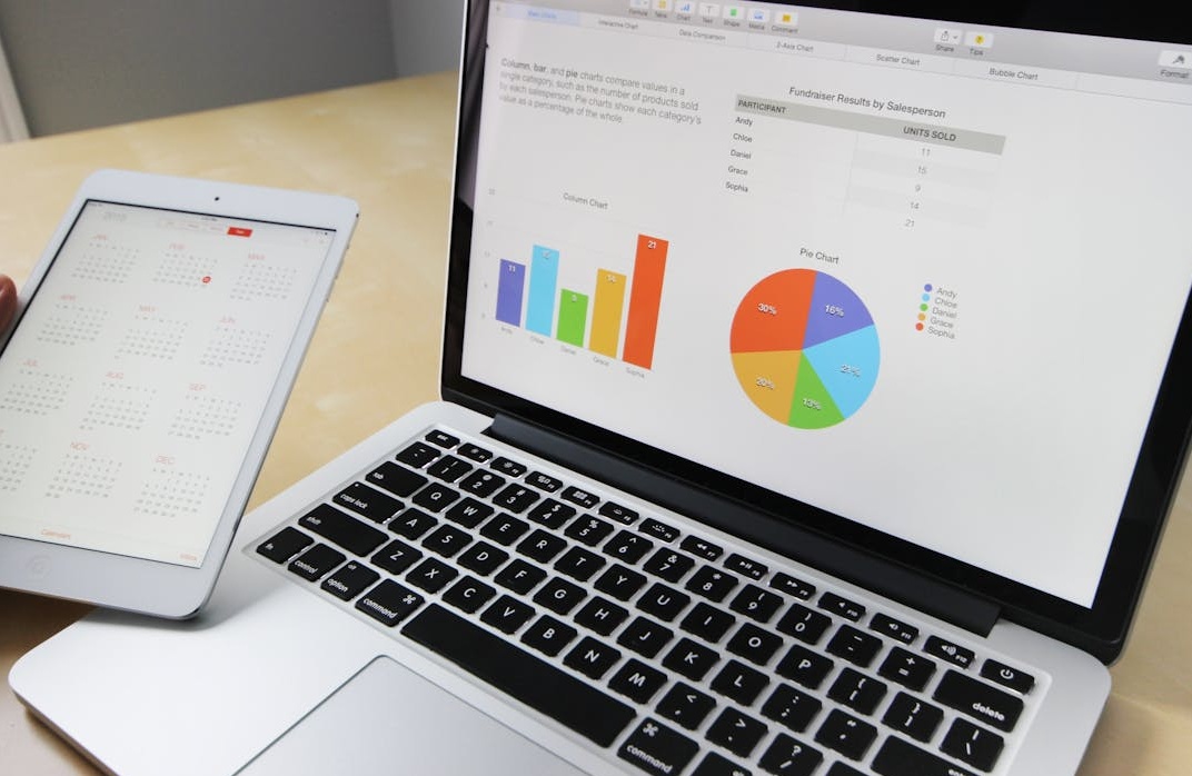 社交媒体图标和网络连接，代表通过油管刷订阅建立社会认同