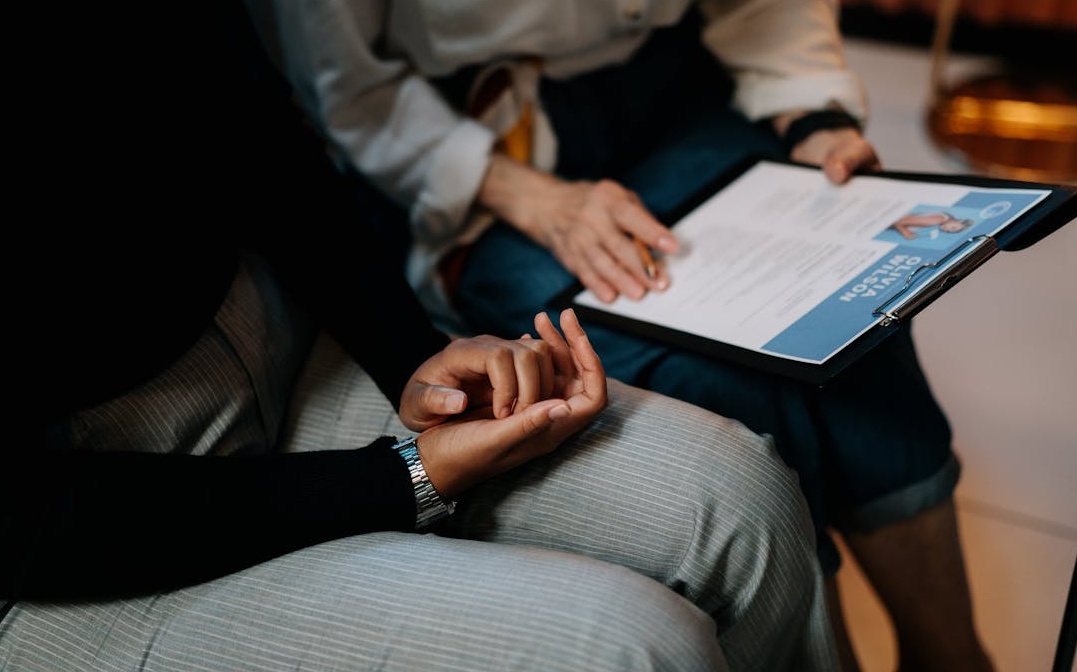 一位内容创作者正在精心录制视频，强调内容为王是油管刷订阅成功的基础