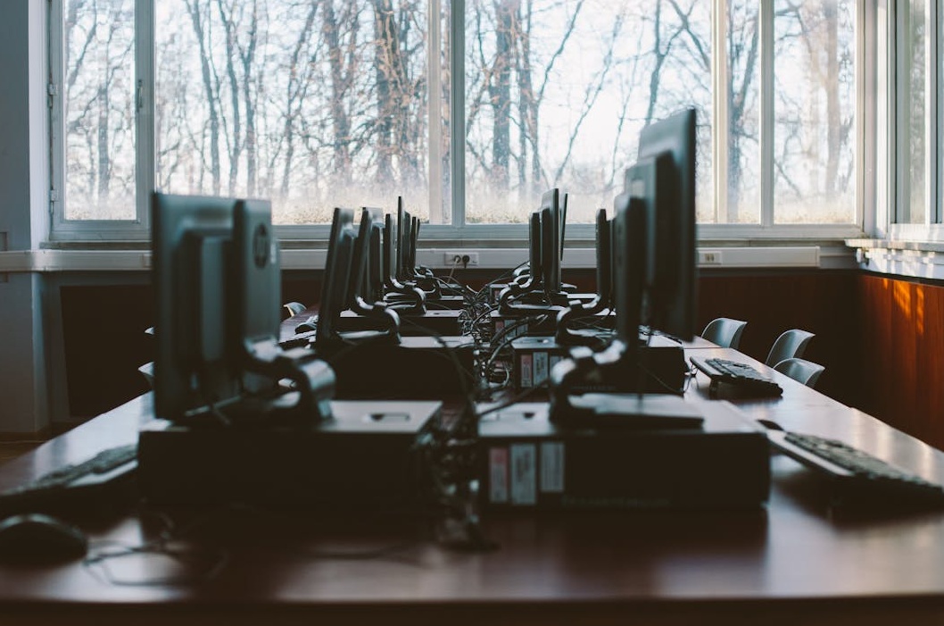 团队合作讨论频道增长策略，结合油管刷订阅和内容创作