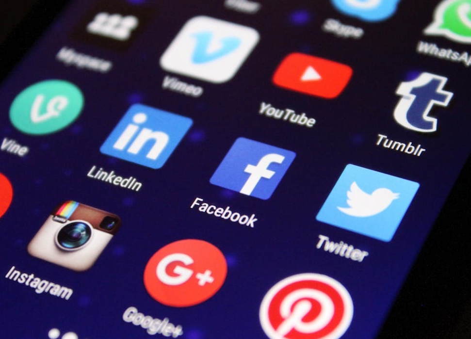 一名用户正在手机上浏览Instagram，屏幕上显示了大量的点赞和互动图标