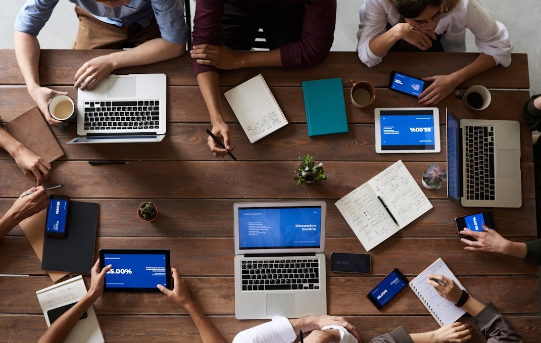 一个团队正在分析Instagram数据增长图表，显示了点赞和粉丝数量的显著提升