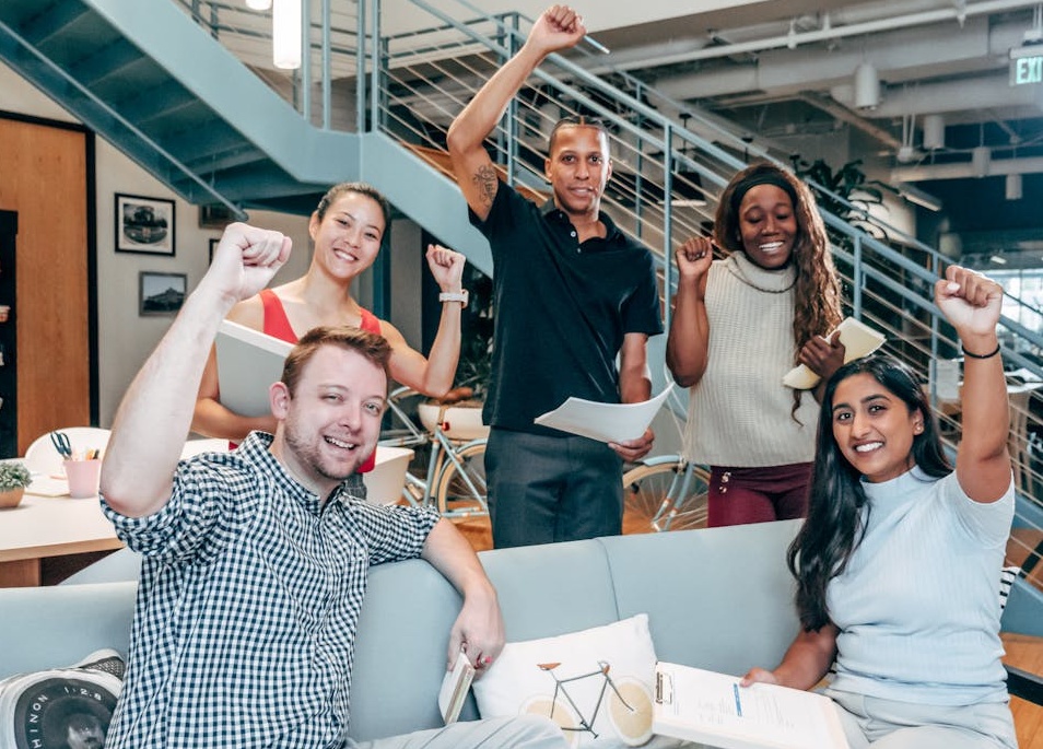 一位内容创作者正在精心编辑和设计她的Instagram帖子，追求高质量的内容