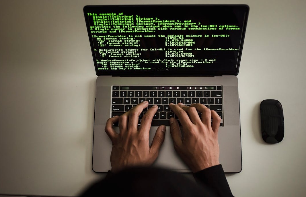 一个带有安全锁标志的电脑屏幕，象征着选择安全的在线服务平台