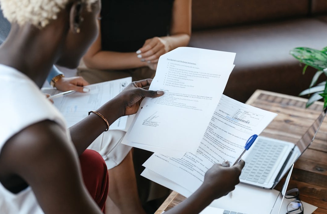 Instagram算法的示意图，展示了互动如何驱动内容向更广泛的受众传播