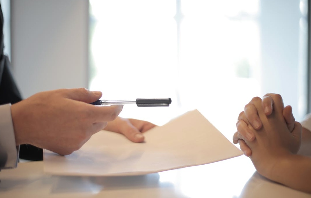 代表AI和数据分析的抽象科技图片,体现智能化运营