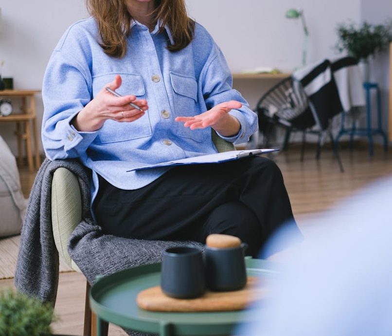 美妆博主正在对着镜头展示产品