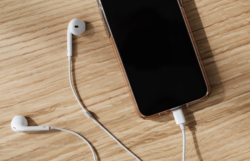 一位营销策略师正在电脑前分析Twitter(X)的增长数据