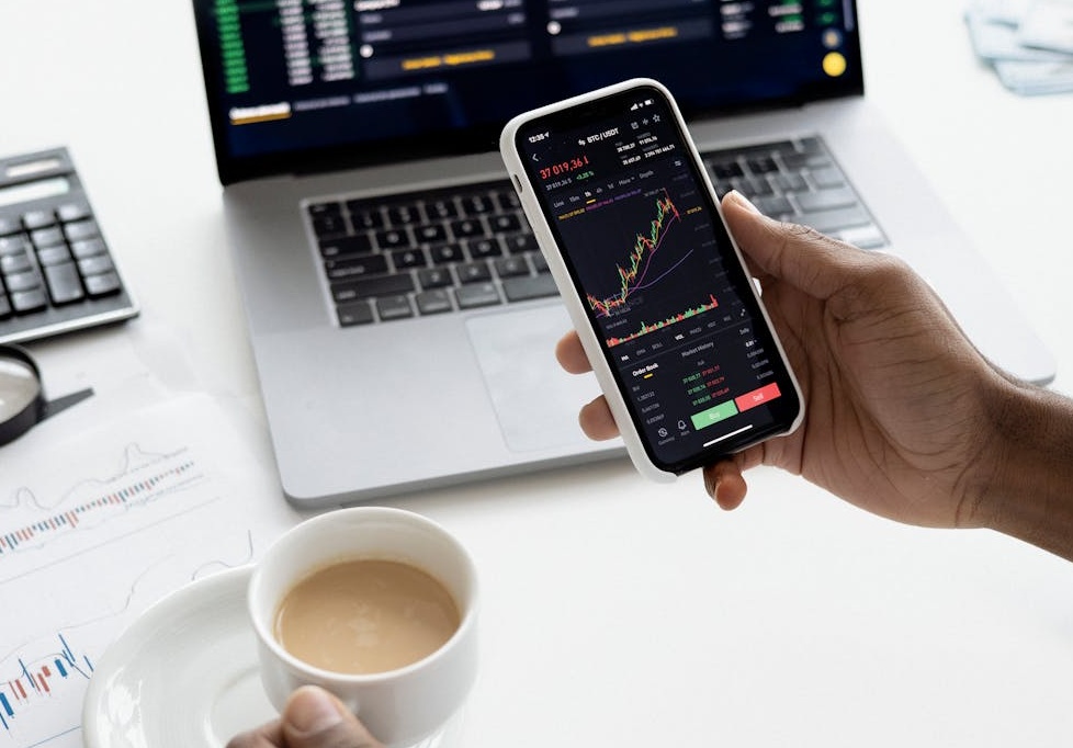 一个展示 engagement rate (互动率) 持续增长的图表