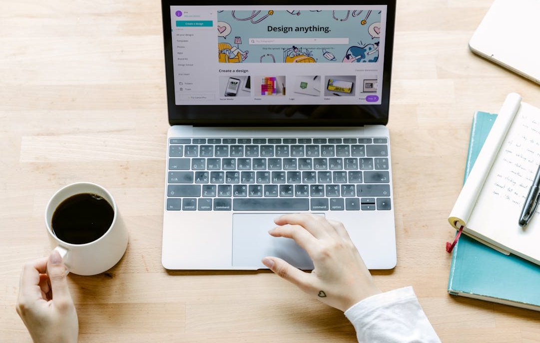 一个人在笔记本电脑上分析Facebook页面增长数据