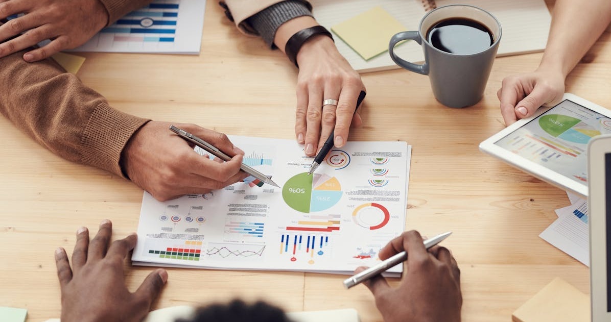 多元化的团队成员共同协作，规划内容策略