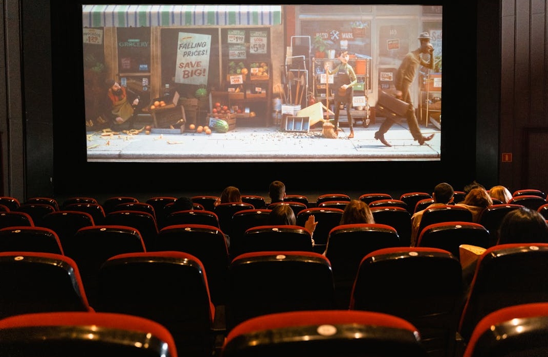 一群人共同观看视频，体现了社交证明的力量