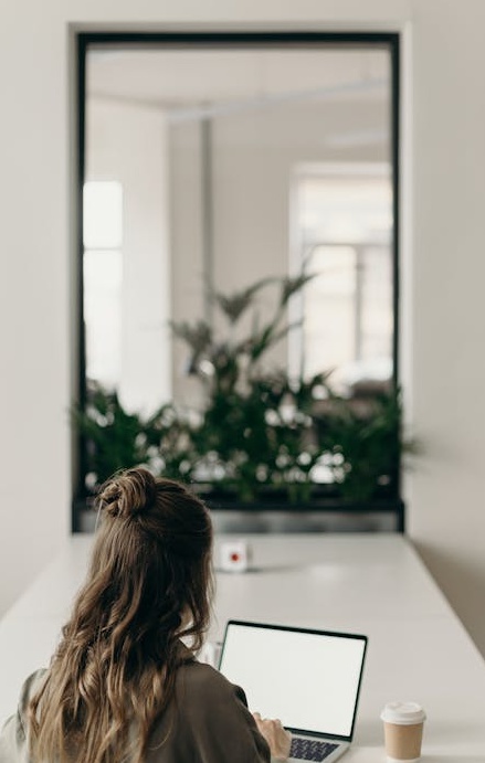 内容创作者积极回复YouTube视频下的评论