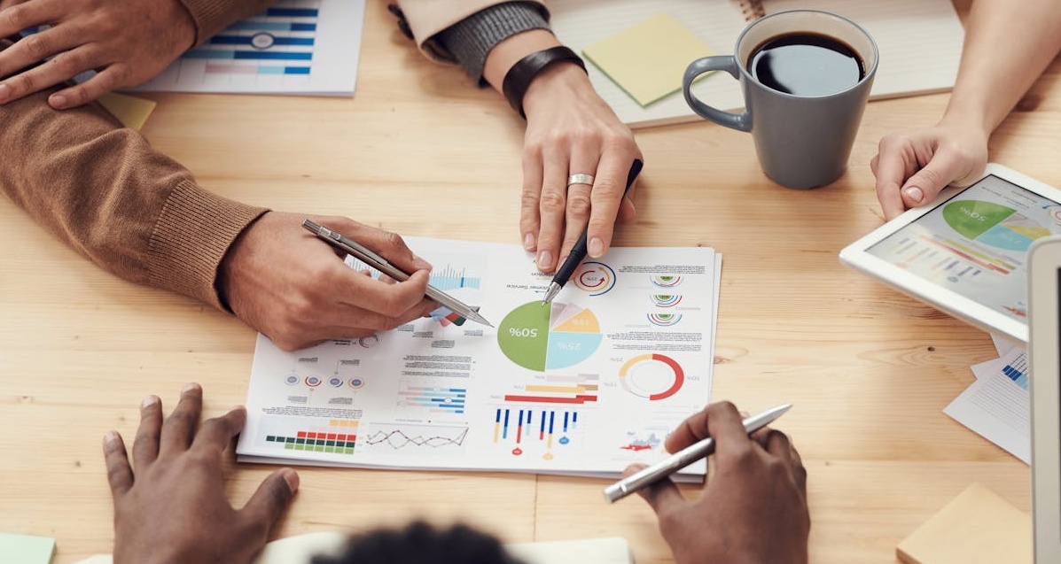 团队围绕数据图表进行Facebook策略规划