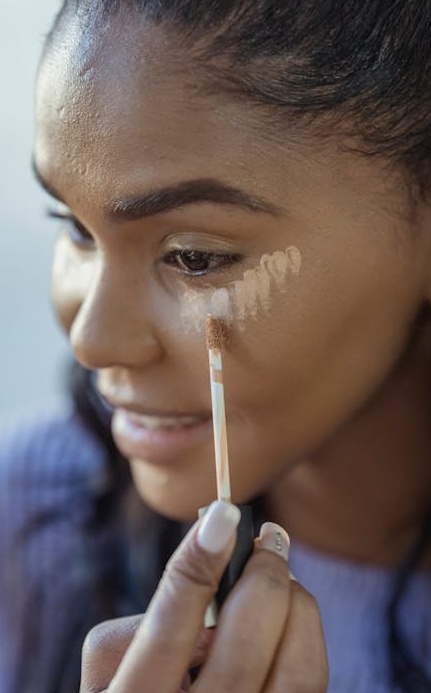 用户在手机上观看和创作Facebook Reels短视频