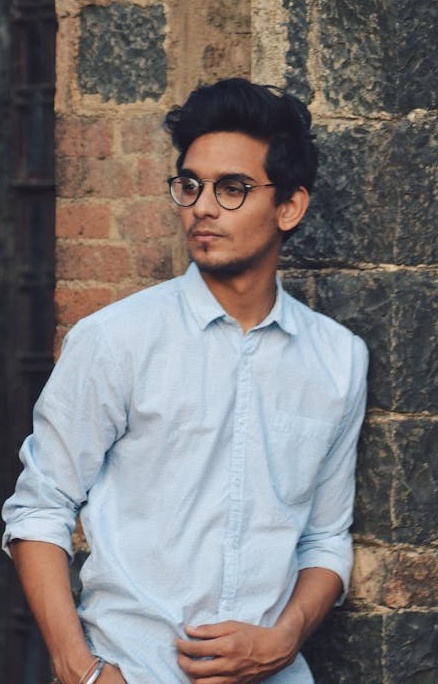 棋盘上的棋子，象征着为YouTube频道增长制定周密的策略