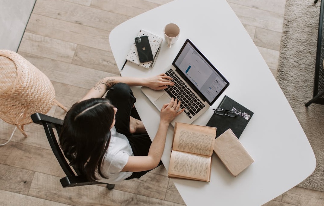 一位内容创作者在笔记本电脑上查看自己不断增长的YouTube订阅数量