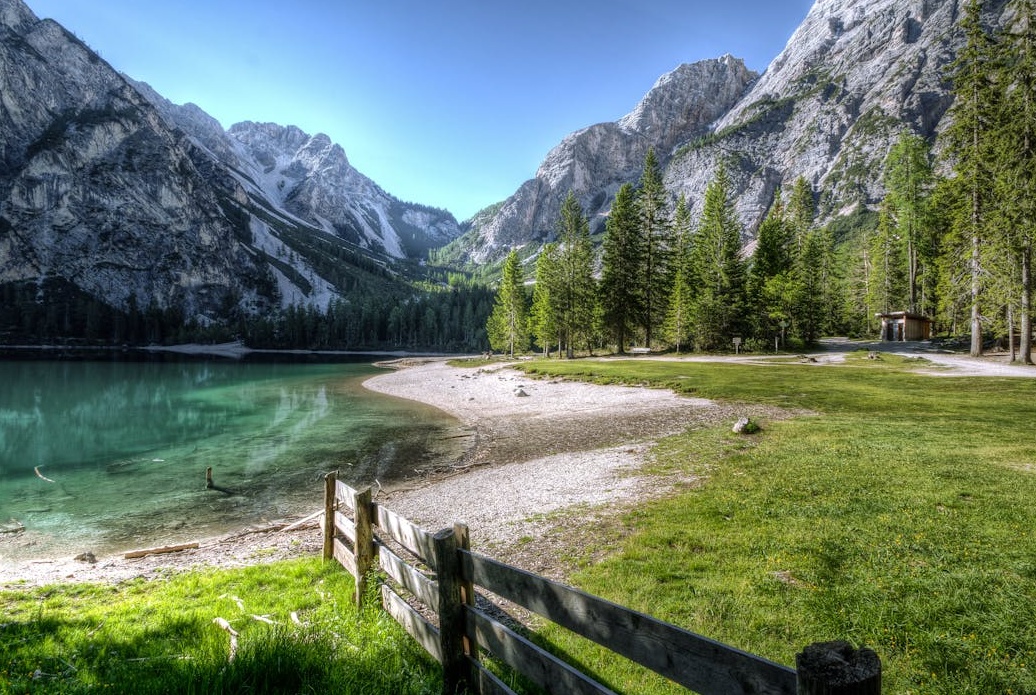 一把钥匙插在锁里，代表选择安全可靠的YouTube增长服务