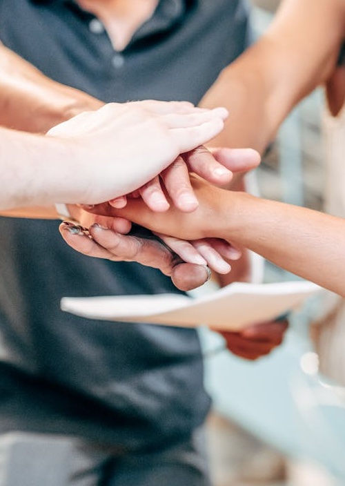 一位成功的YouTube创作者兴奋地庆祝自己频道达成订阅目标