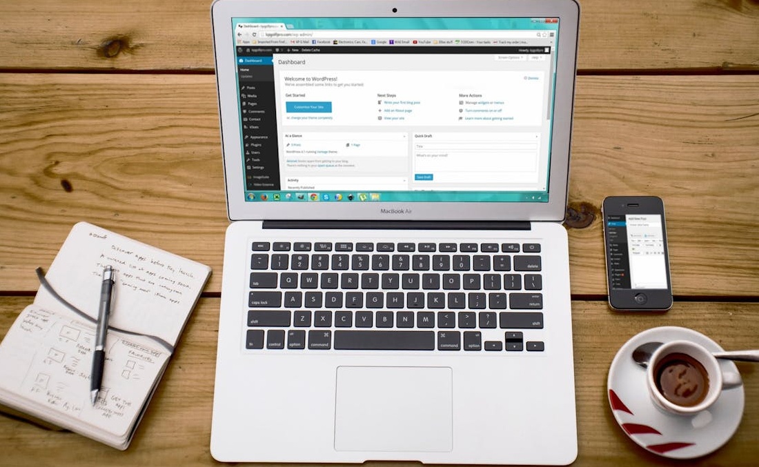 显示YouTube盈利门槛1000订阅者和4000小时观看时长的图表