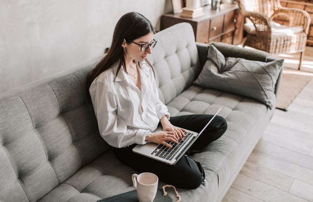 一位年轻女性正在手机上使用TikTok，脸上洋溢着成功的喜悦。